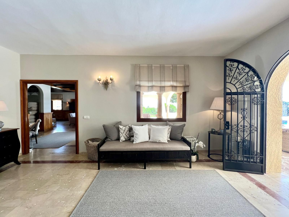 Villas de 4 dormitorios en venta en Elviria – R5139934