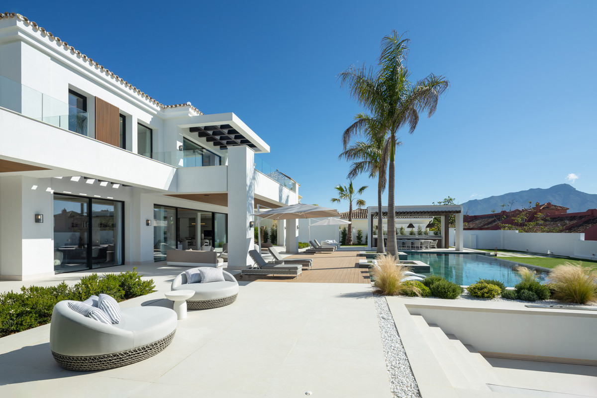 7 bedroom Villas for sale in Monte Halcones – R5135665
