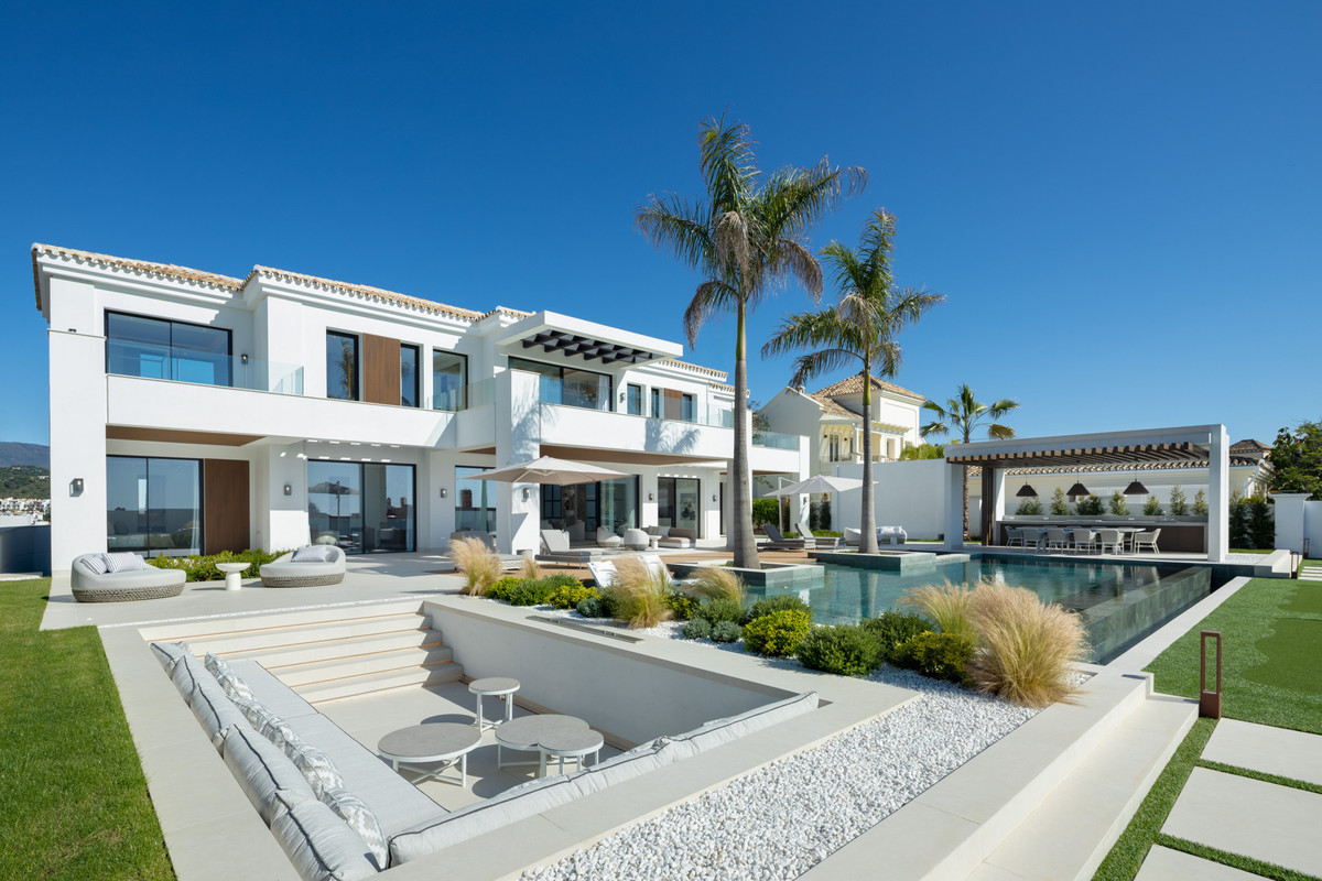7 bedroom Villas for sale in Monte Halcones – R5135665
