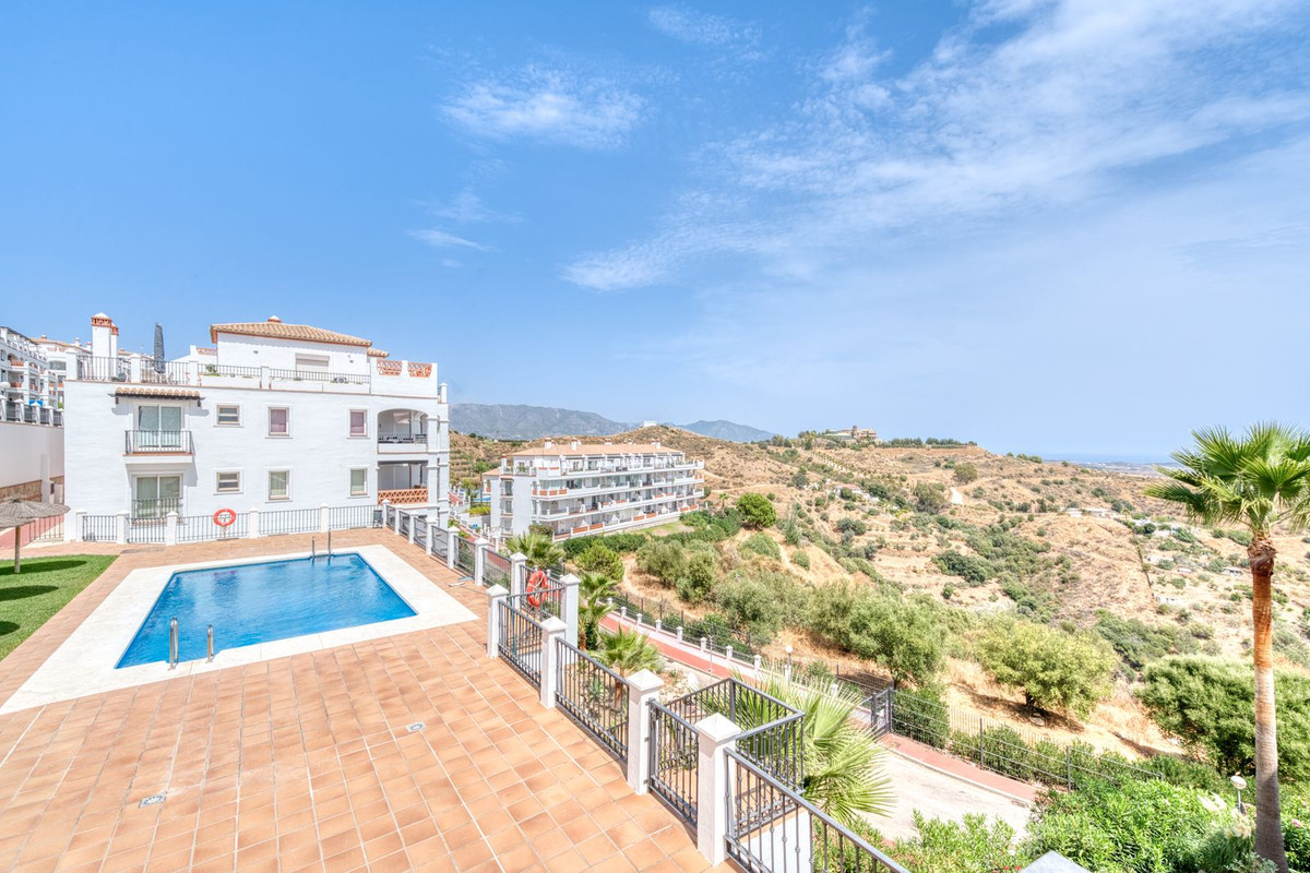 Apartamentos de 2 dormitorios en venta en Calahonda – R5143924