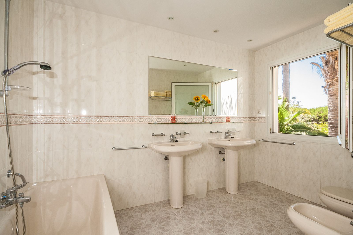 4 bedroom Villas for sale in Marbesa – R5140054