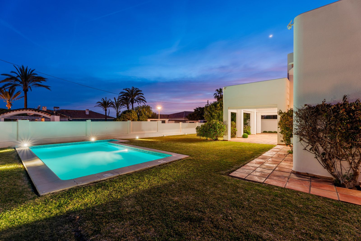 5 bedroom Villas for sale in Marbesa – R5009773