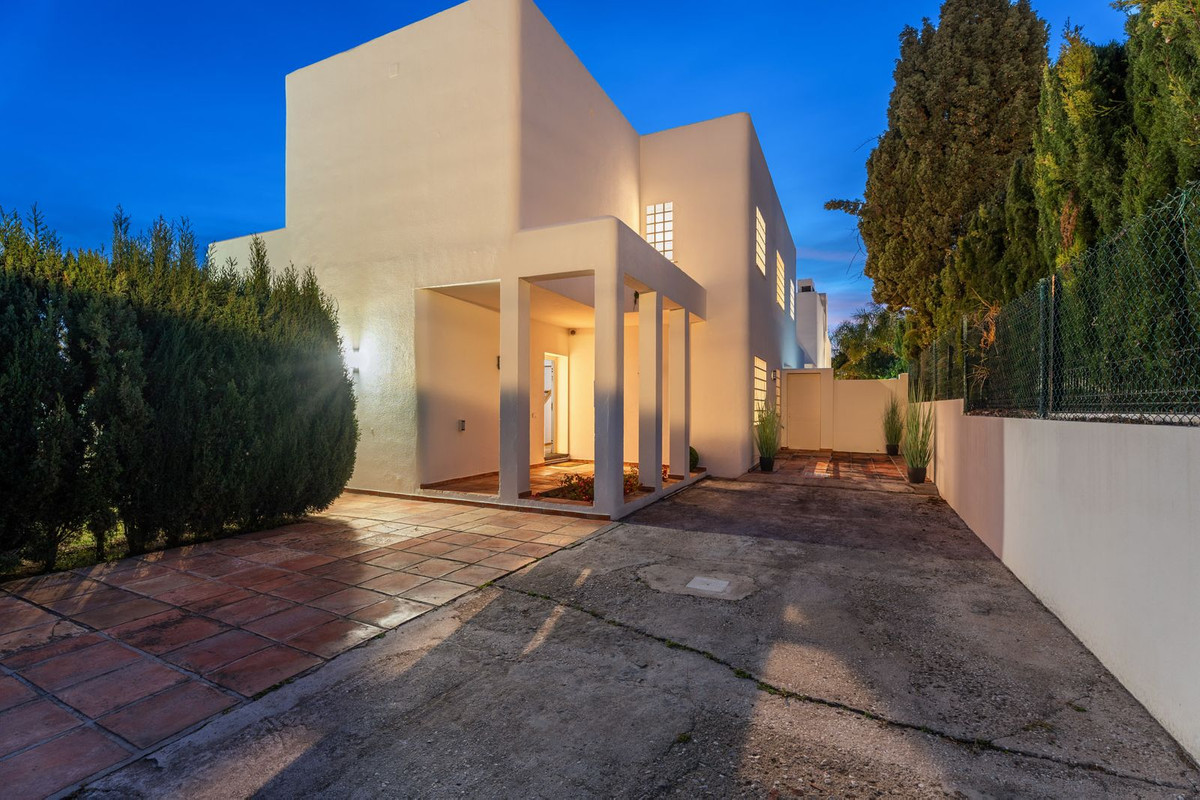 5 bedroom Villas for sale in Marbesa – R5009773