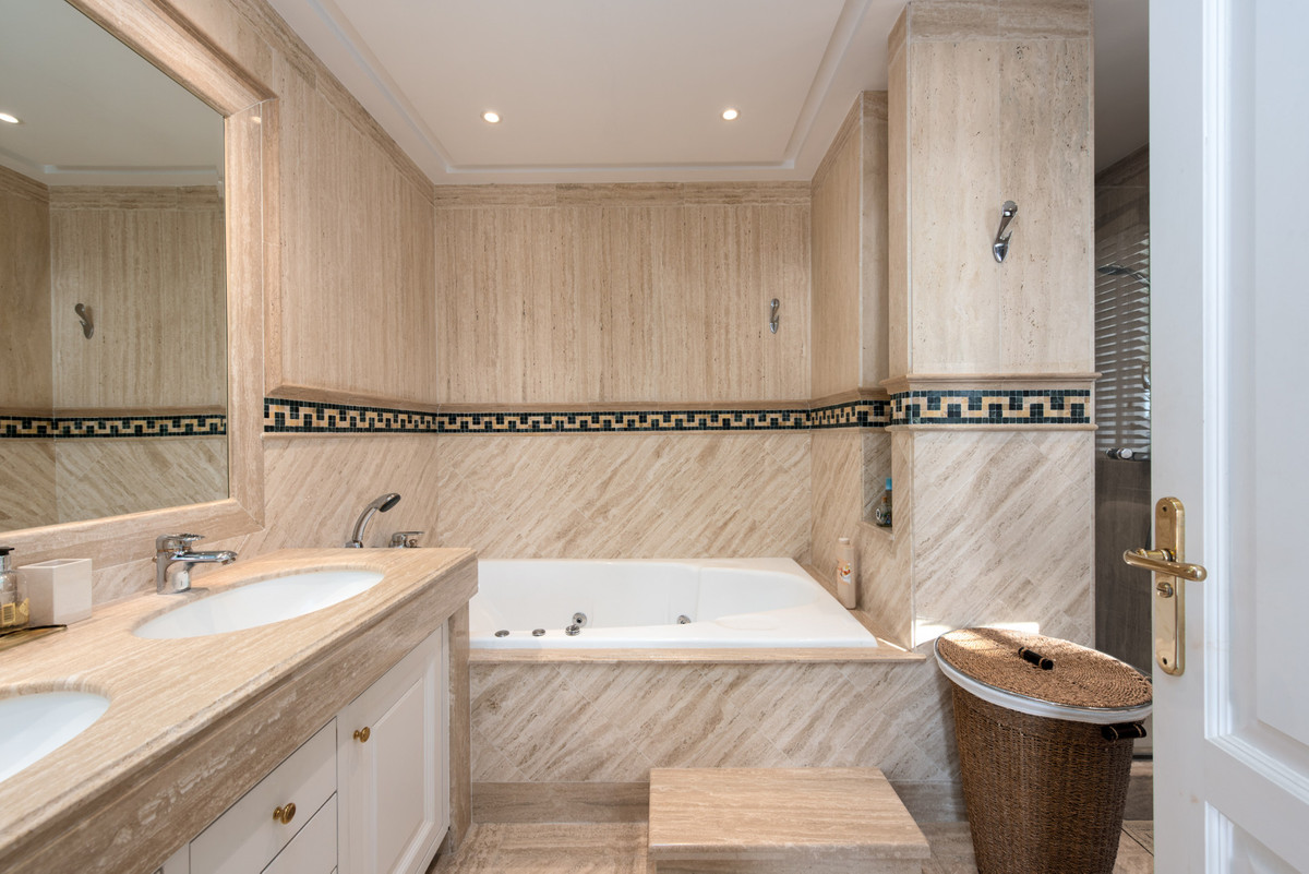 Apartamentos de 3 dormitorios en venta en Milla de Oro – R4690228