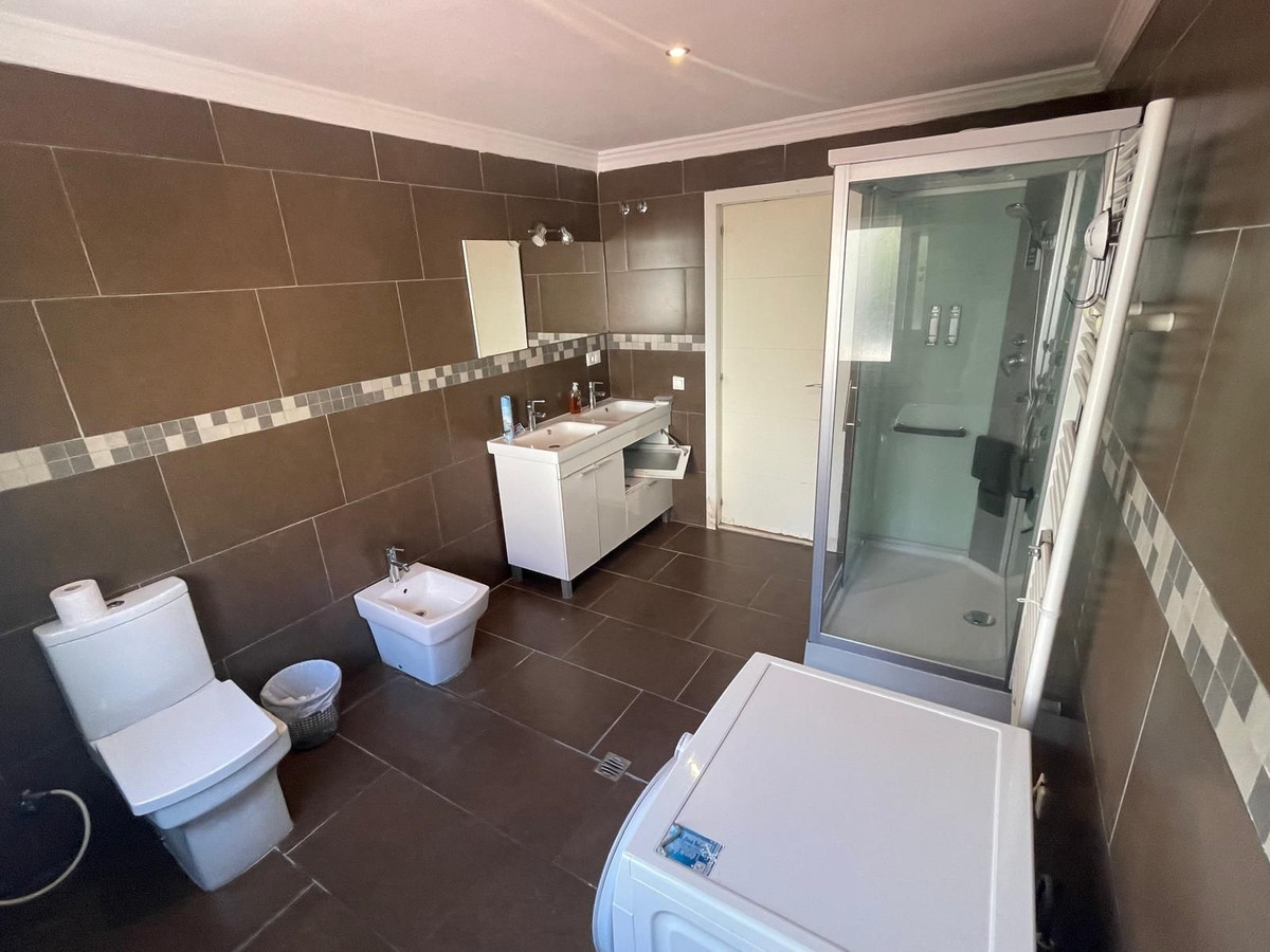 7 bedroom Villas for sale in Marbella – R5117905