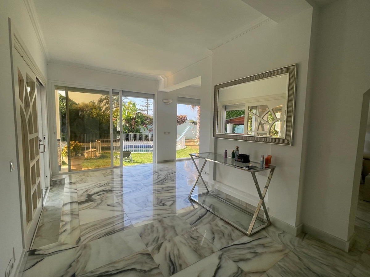 7 bedroom Villas for sale in Marbella – R5117905