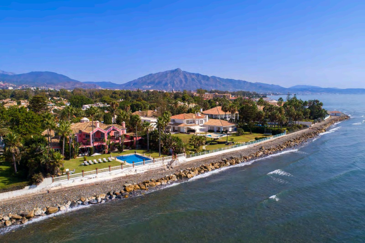 5 bedroom Villas for sale in Nueva Milla de Oro – R5145118