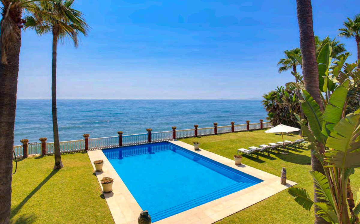 5 bedroom Villas for sale in Nueva Milla de Oro – R5145118