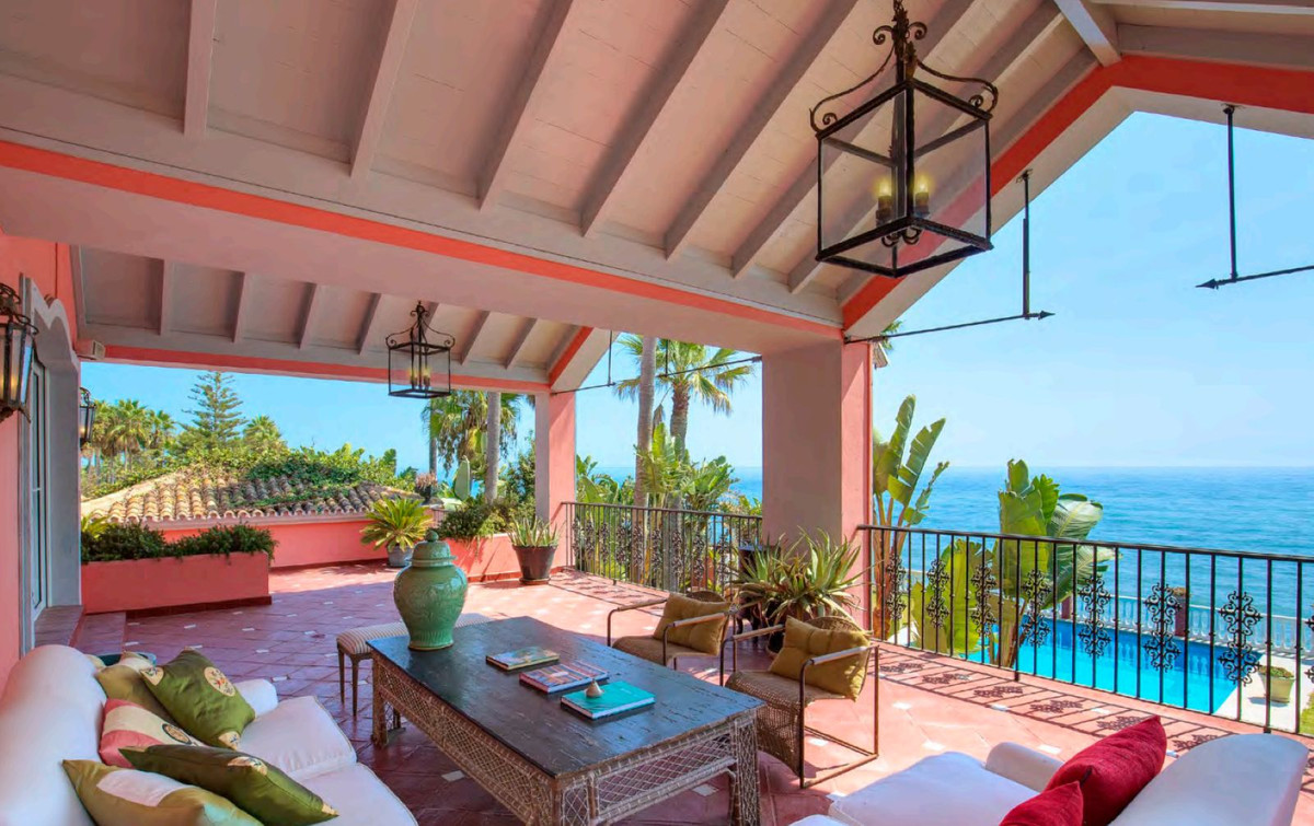 5 bedroom Villas for sale in Nueva Milla de Oro – R5145118