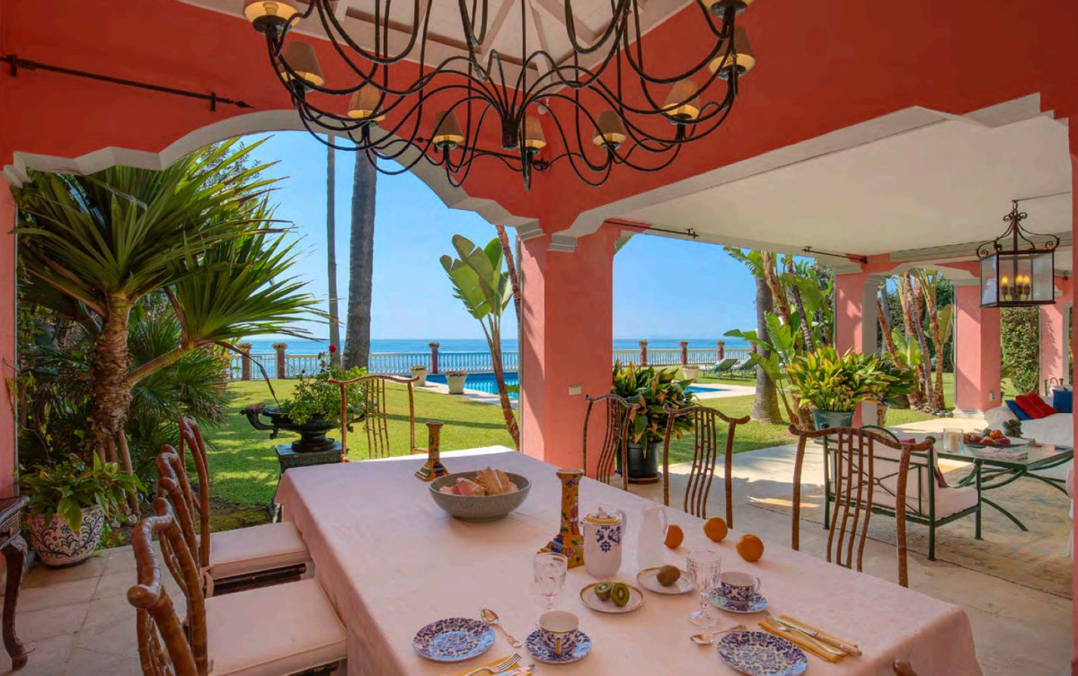 5 bedroom Villas for sale in Nueva Milla de Oro – R5145118