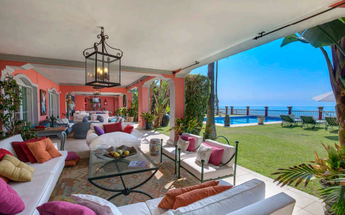 5 bedroom Villas for sale in Nueva Milla de Oro – R5145118