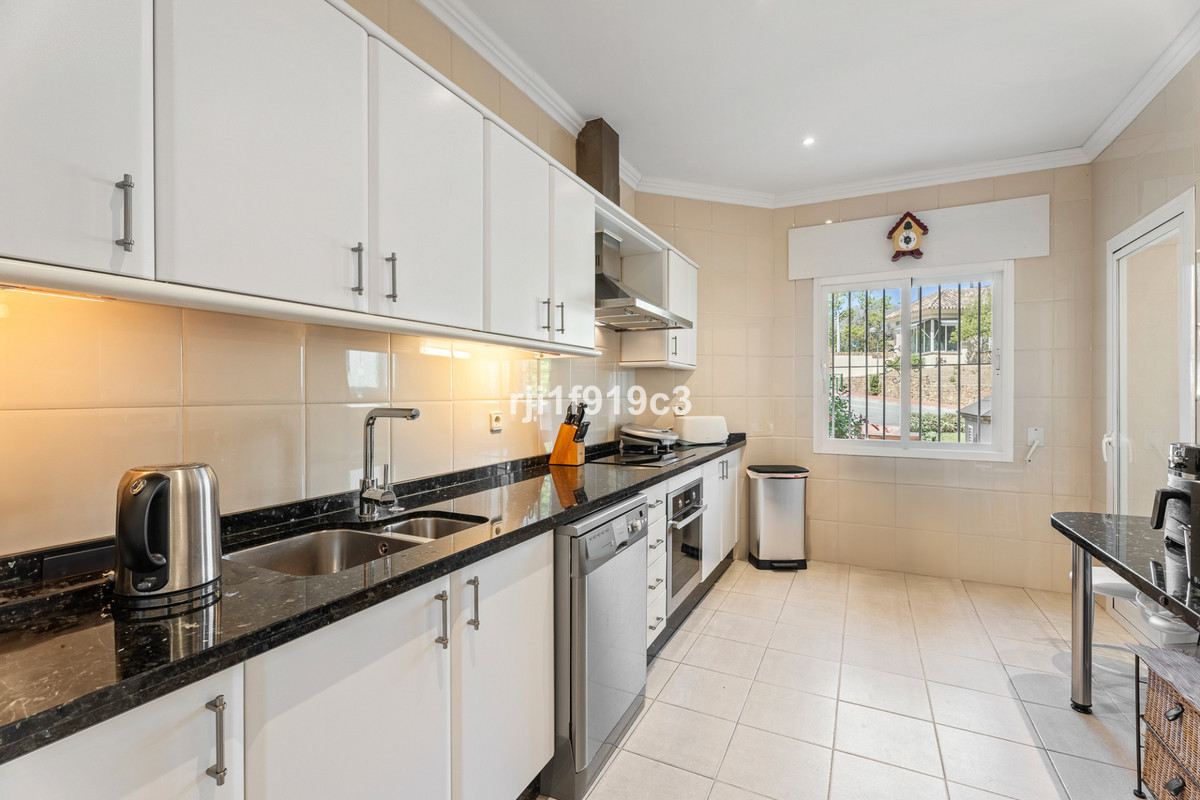 3 bedroom Apartments for sale in Elviria Hills – R5129215