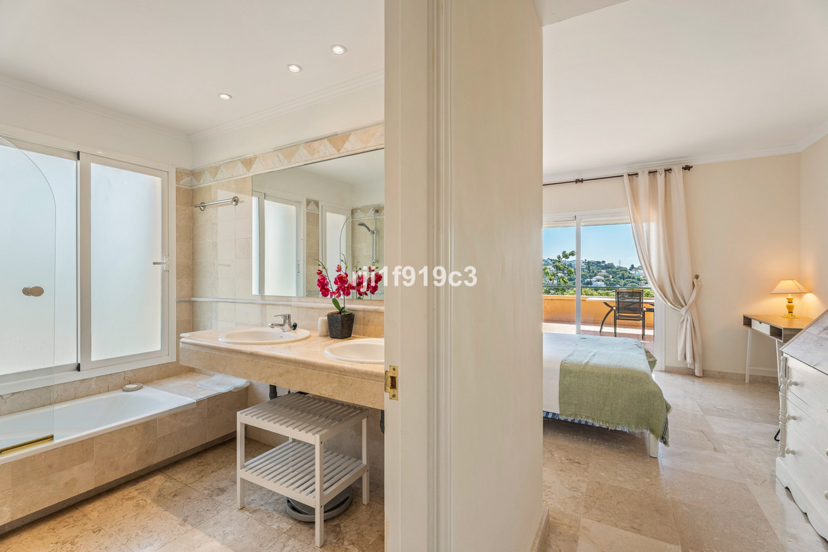 3 bedroom Apartments for sale in Elviria Hills – R5129215