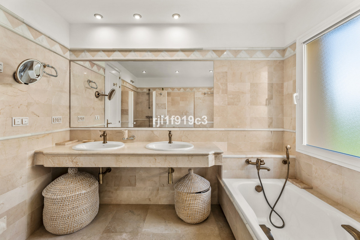 3 bedroom Apartments for sale in Elviria Hills – R5129218
