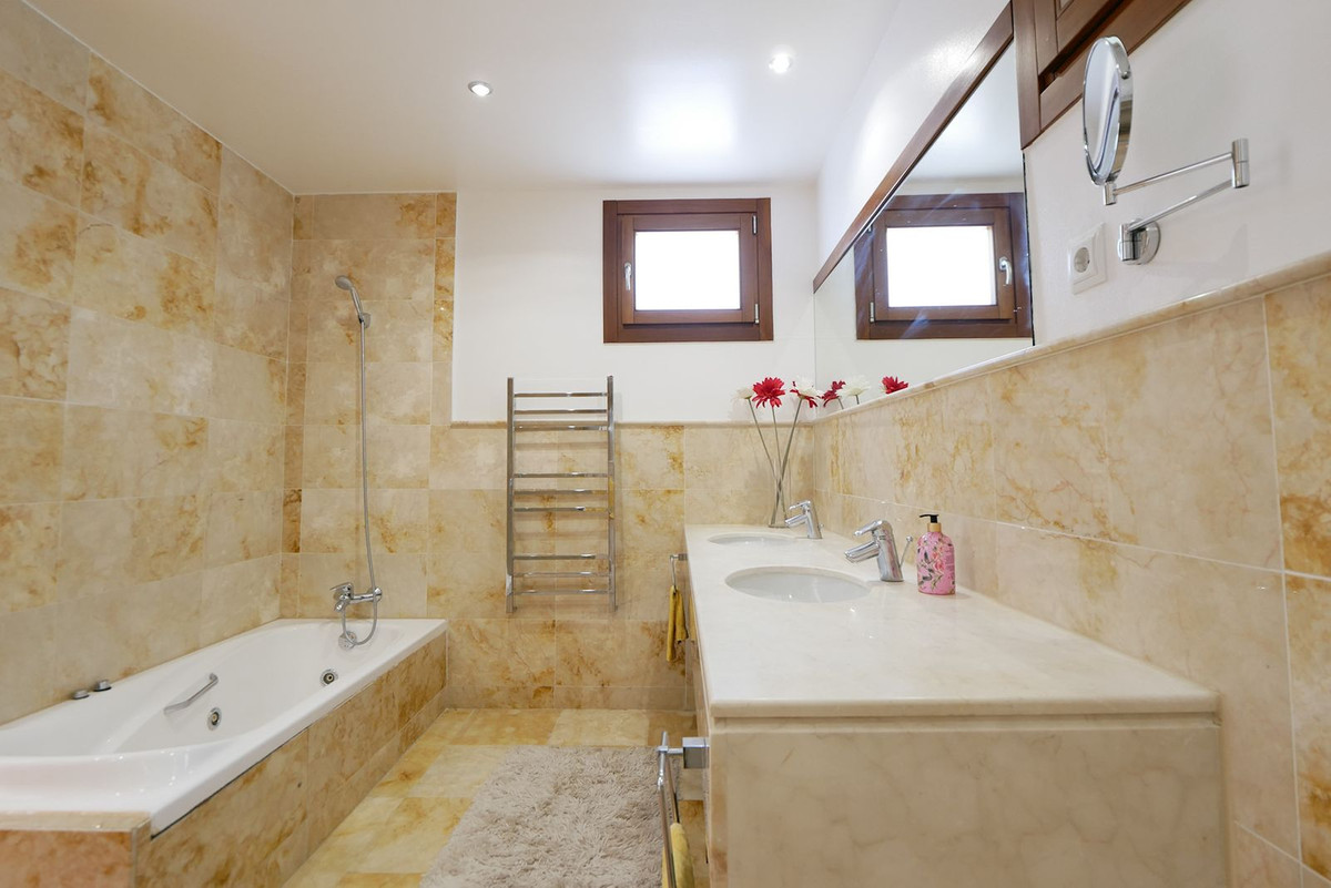 3 bedroom Penthouses for sale in Altos de los Monteros – R5126983
