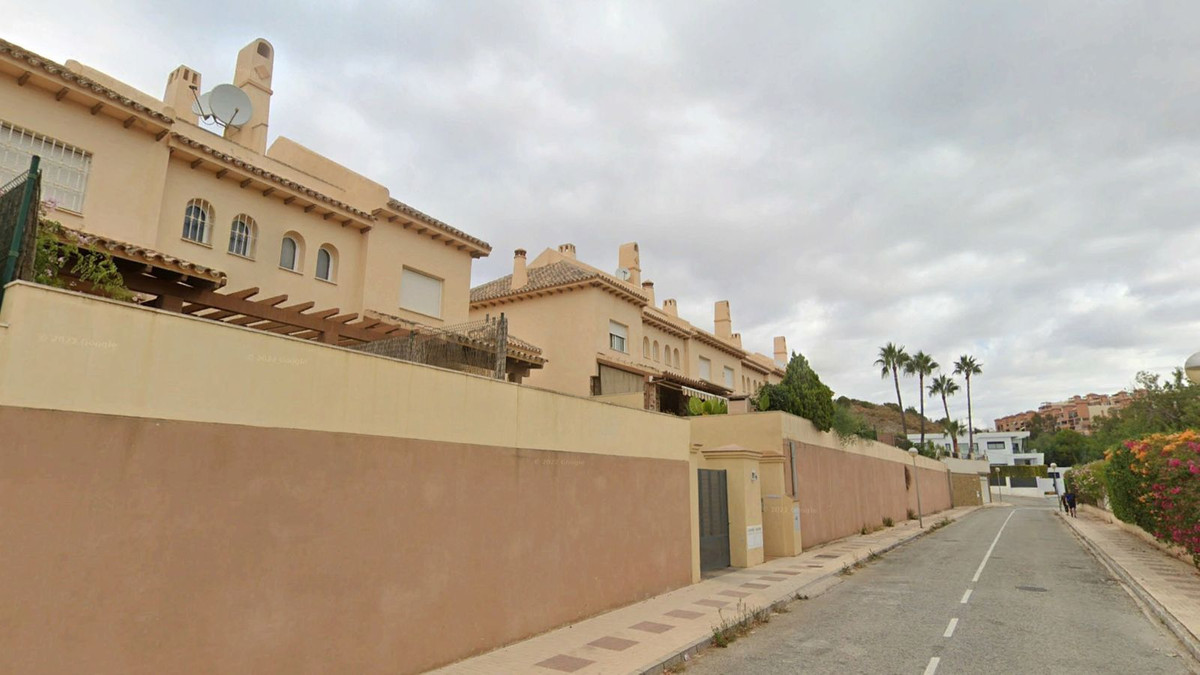 3 bedroom Townhouses for sale in Calahonda – R5051086