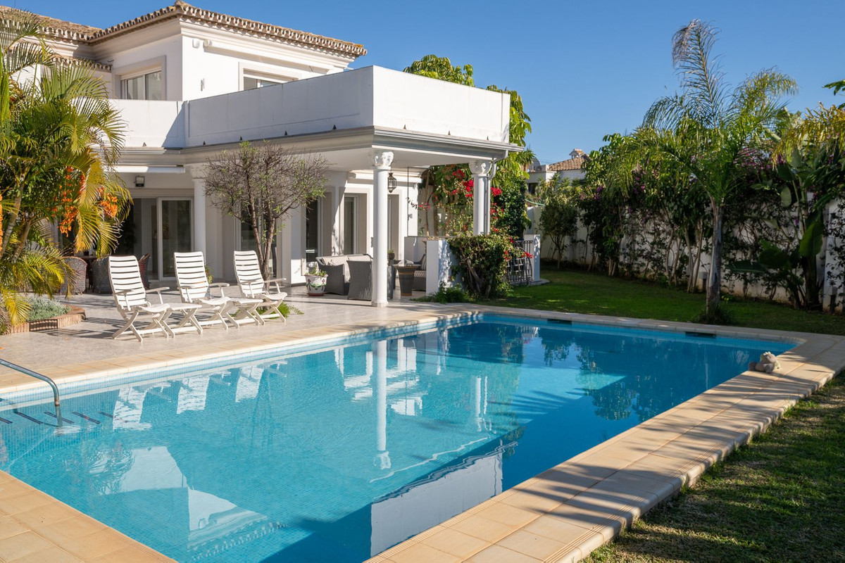 5 bedroom Villas for sale in Marbesa – R4937896
