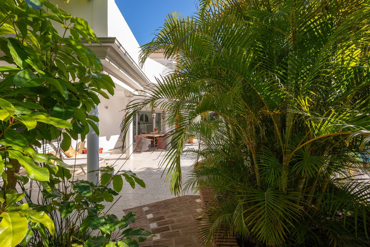 5 bedroom Villas for sale in Marbesa – R4937896