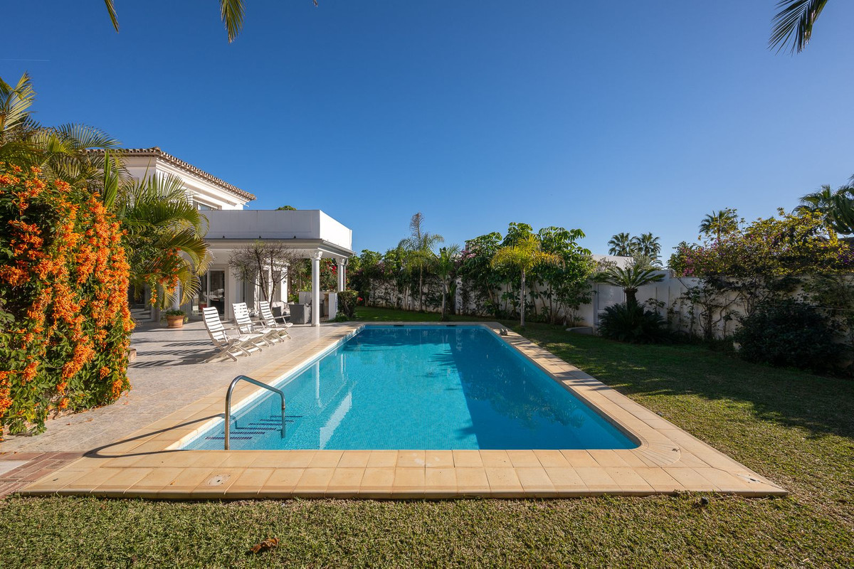 5 bedroom Villas for sale in Marbesa – R4937896