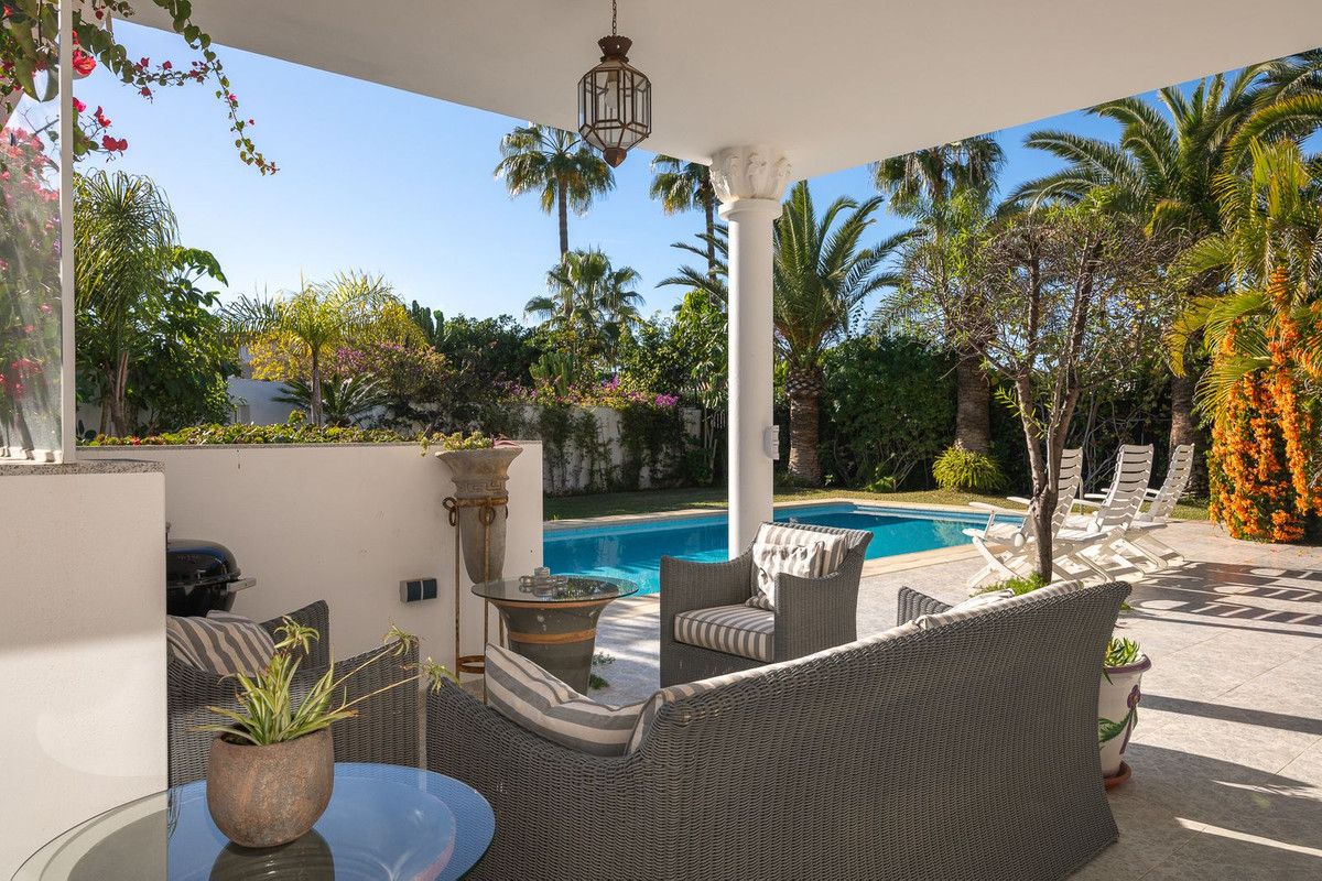 5 bedroom Villas for sale in Marbesa – R4937896