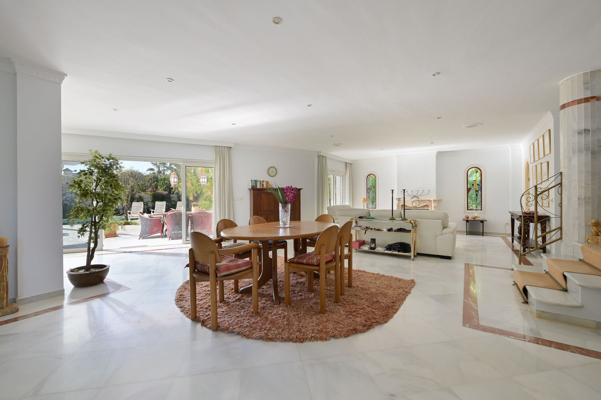 5 bedroom Villas for sale in Marbesa – R4937896