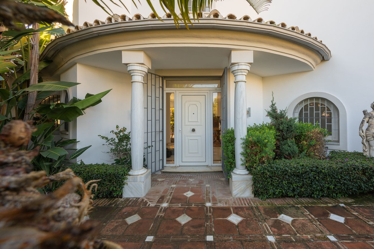 5 bedroom Villas for sale in Marbesa – R4937896