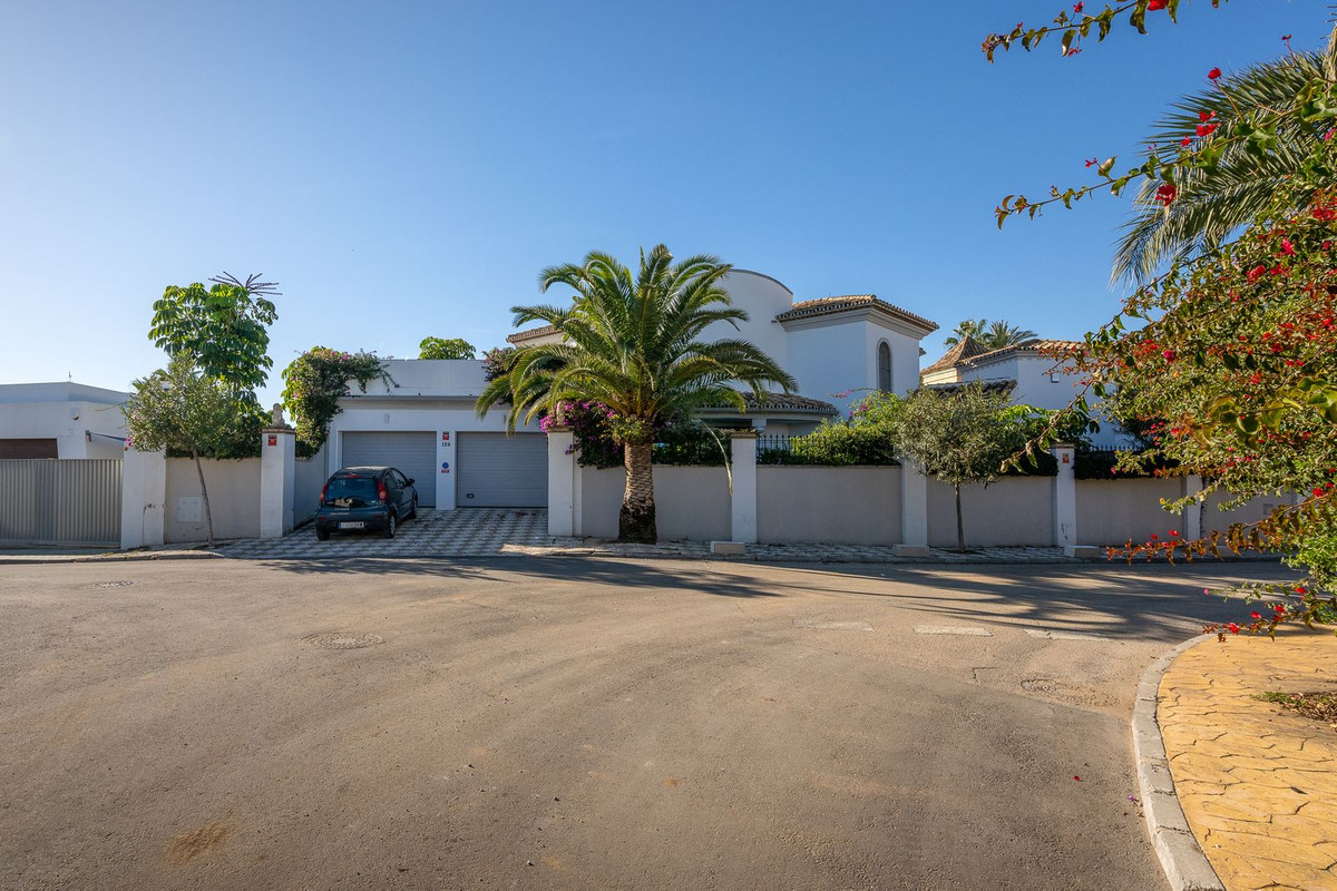 5 bedroom Villas for sale in Marbesa – R4937896