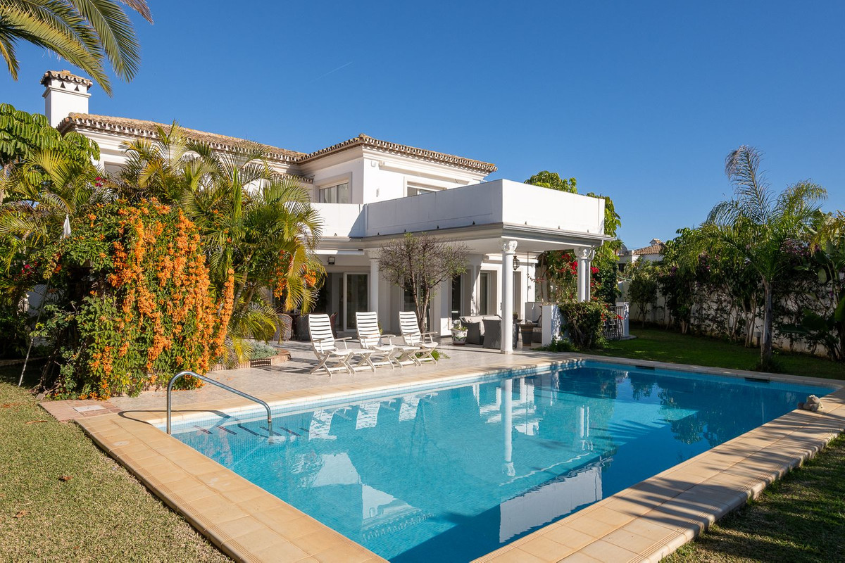 5 bedroom Villas for sale in Marbesa – R4937896