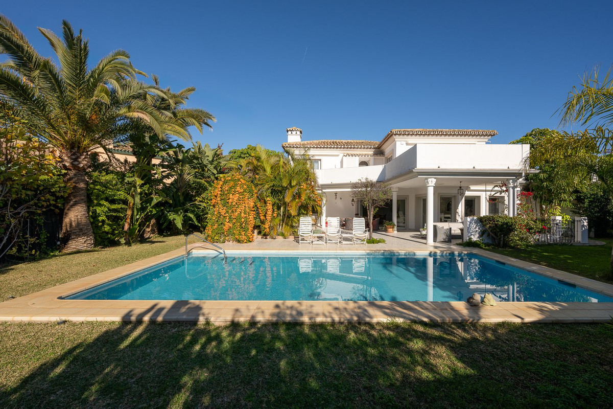 5 bedroom Villas for sale in Marbesa – R4937896