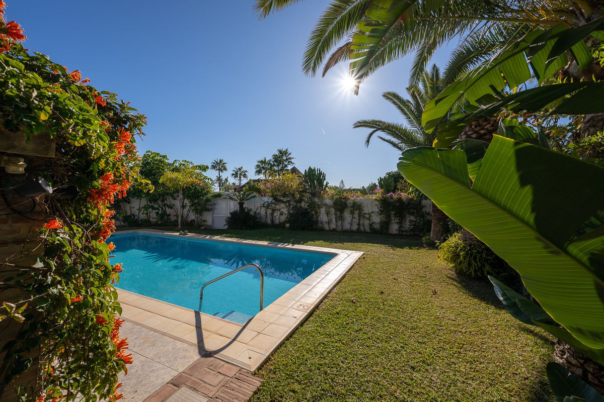 5 bedroom Villas for sale in Marbesa – R4937896
