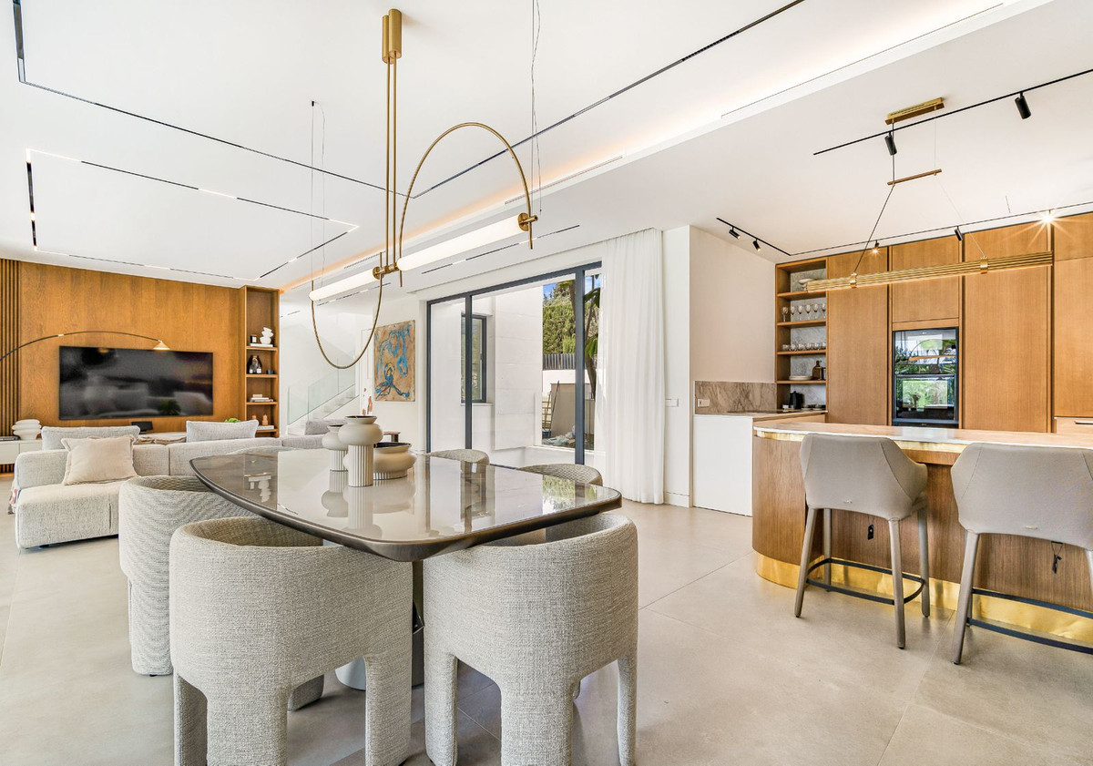 Villas de 5 dormitorios en venta en Milla de Oro – R4776136