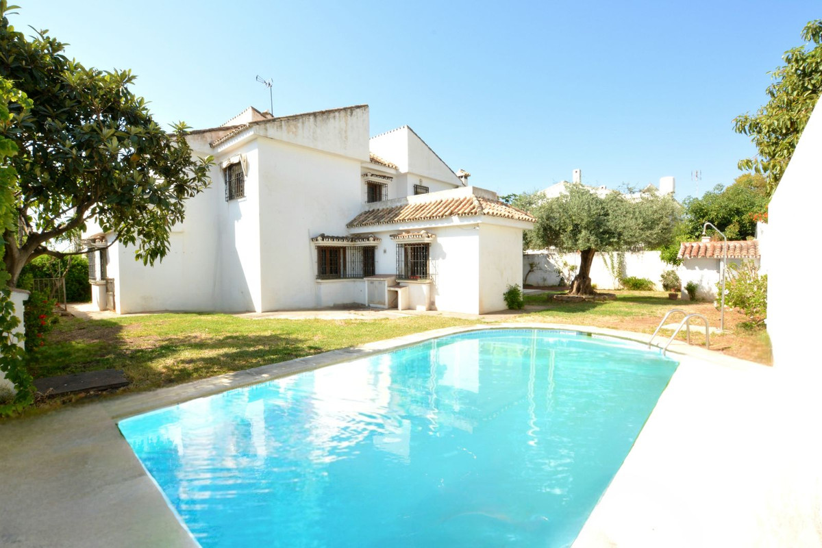 5 bedroom Villas for sale in Marbella – R5130559