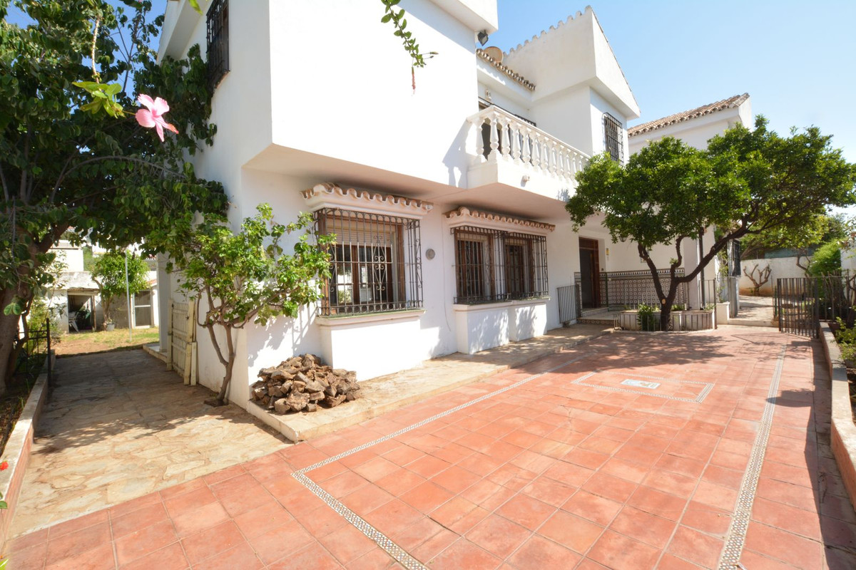 5 bedroom Villas for sale in Marbella – R5130559