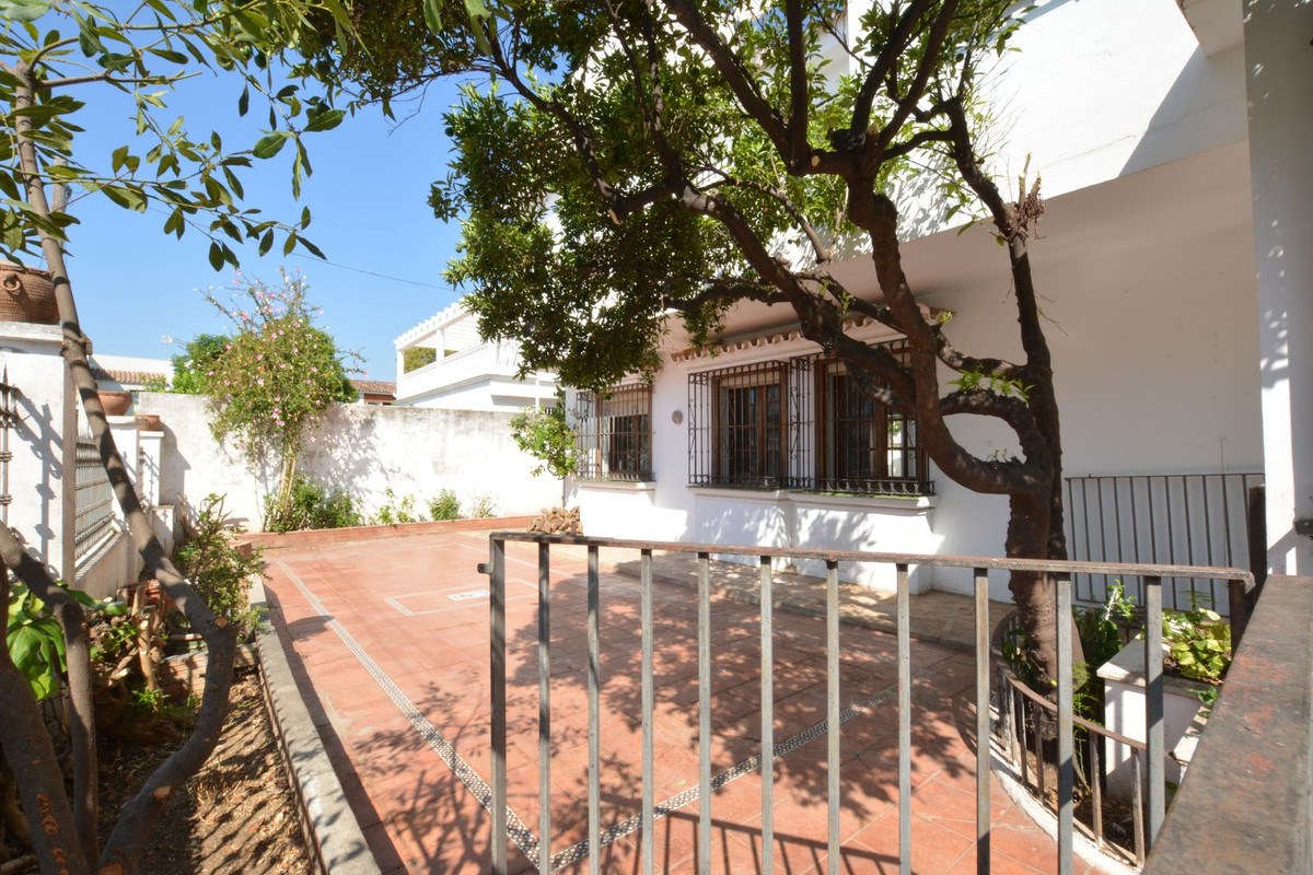 5 bedroom Villas for sale in Marbella – R5130559