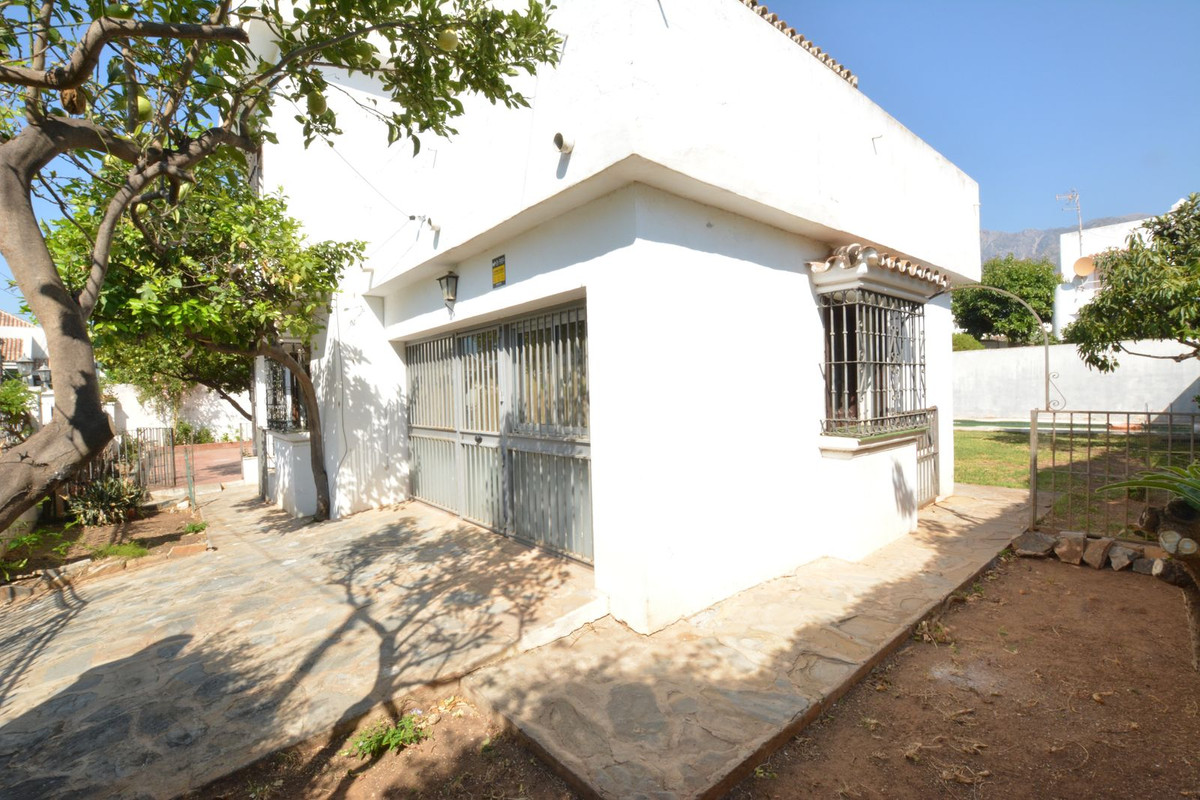 5 bedroom Villas for sale in Marbella – R5130559