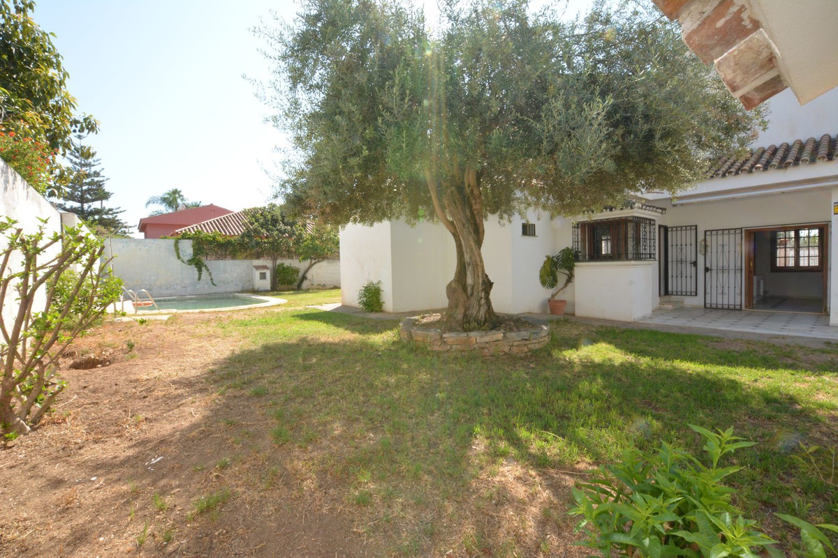 5 bedroom Villas for sale in Marbella – R5130559