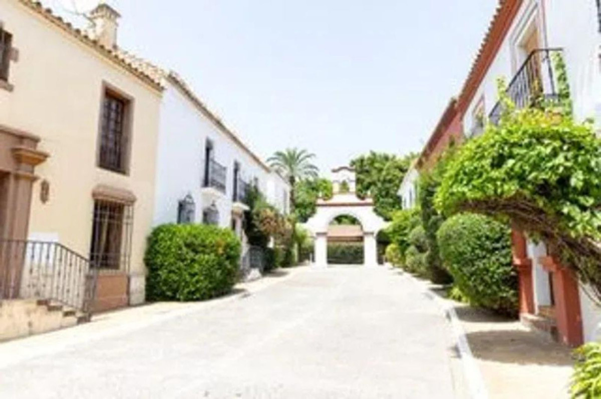 Adosados de 3 dormitorios en venta en Guadalmina Baja – R5126440