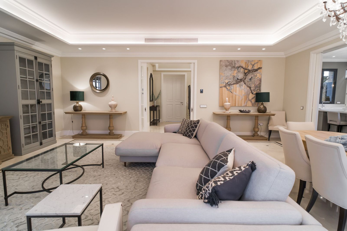 6 bedroom Villas for sale in Los Flamingos – R4956700