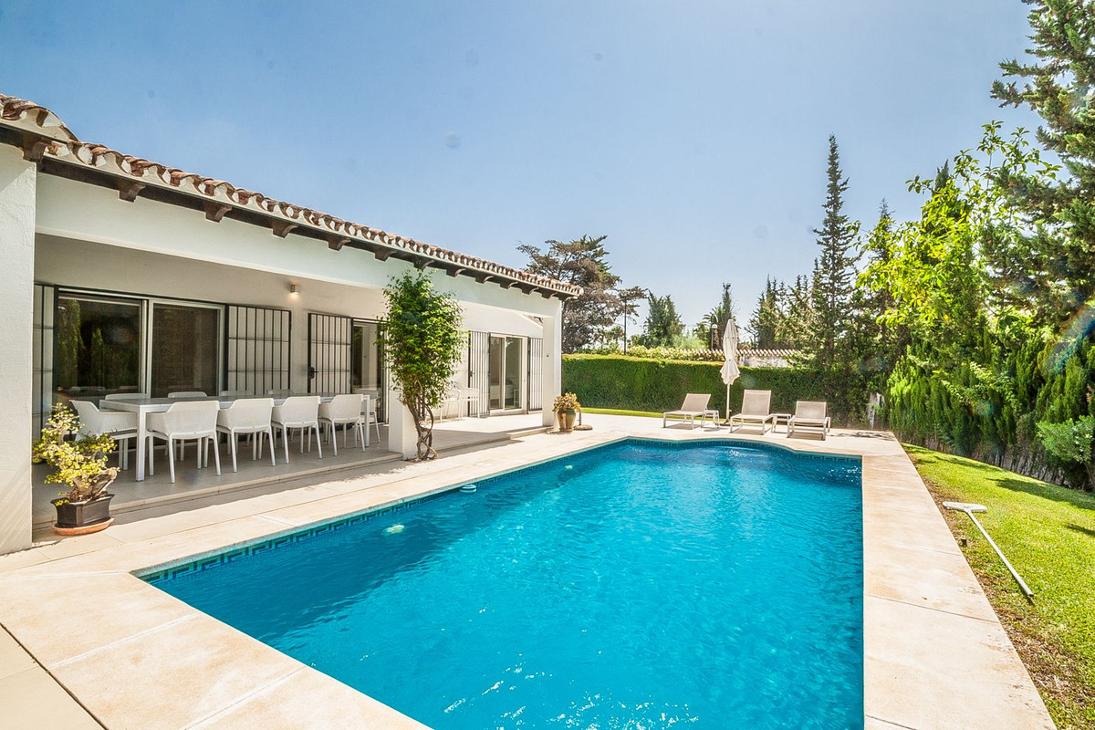 5 bedroom Villas for sale in Elviria – R5140984