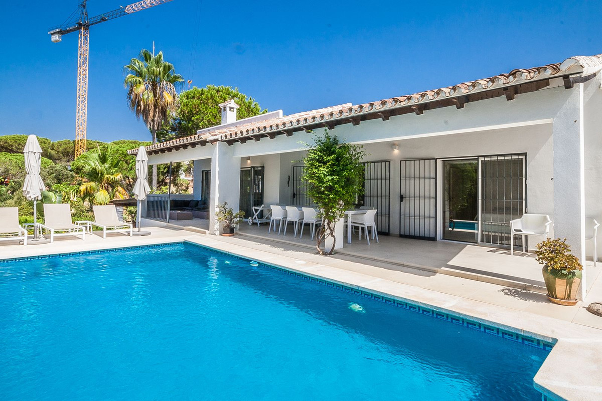 5 bedroom Villas for sale in Elviria – R5140984