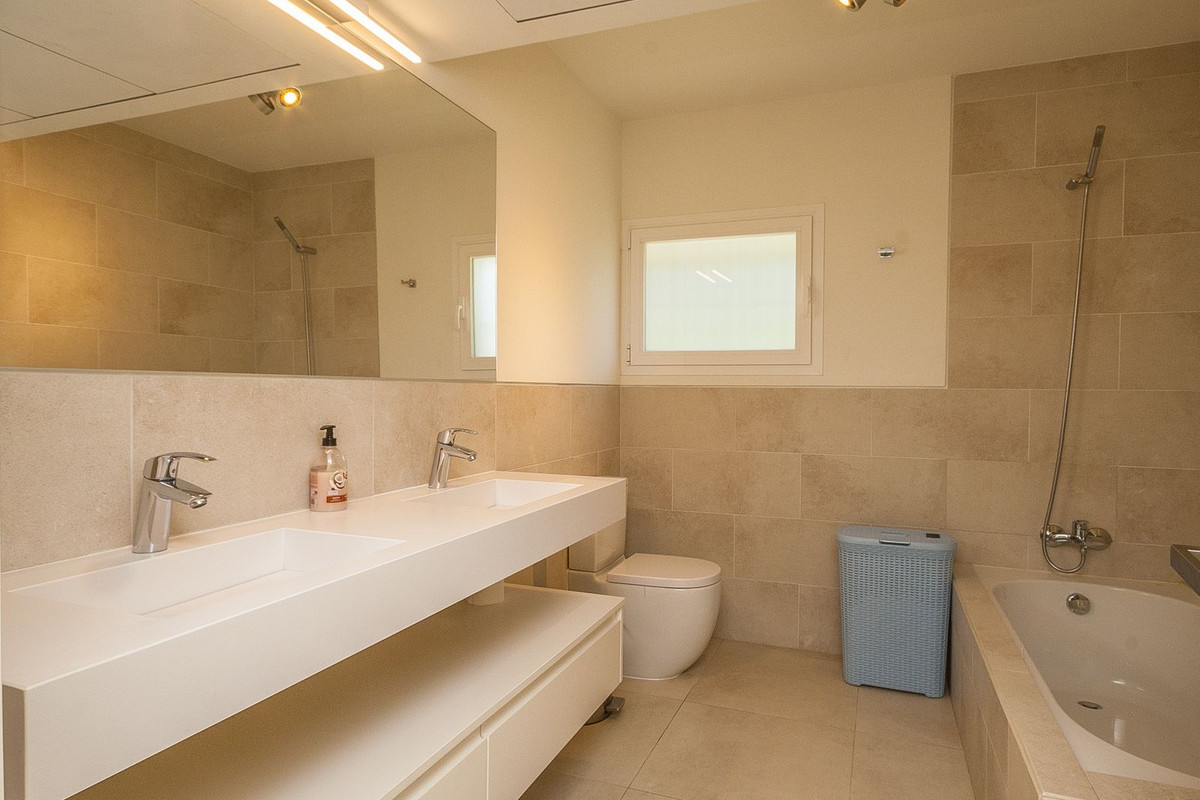 5 bedroom Villas for sale in Elviria – R5140984