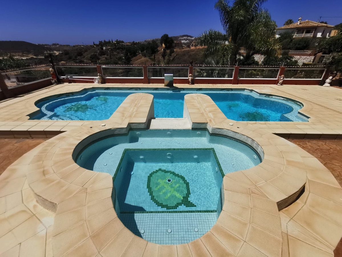 6 bedroom Villas for sale in La Cala de Mijas – R5128684