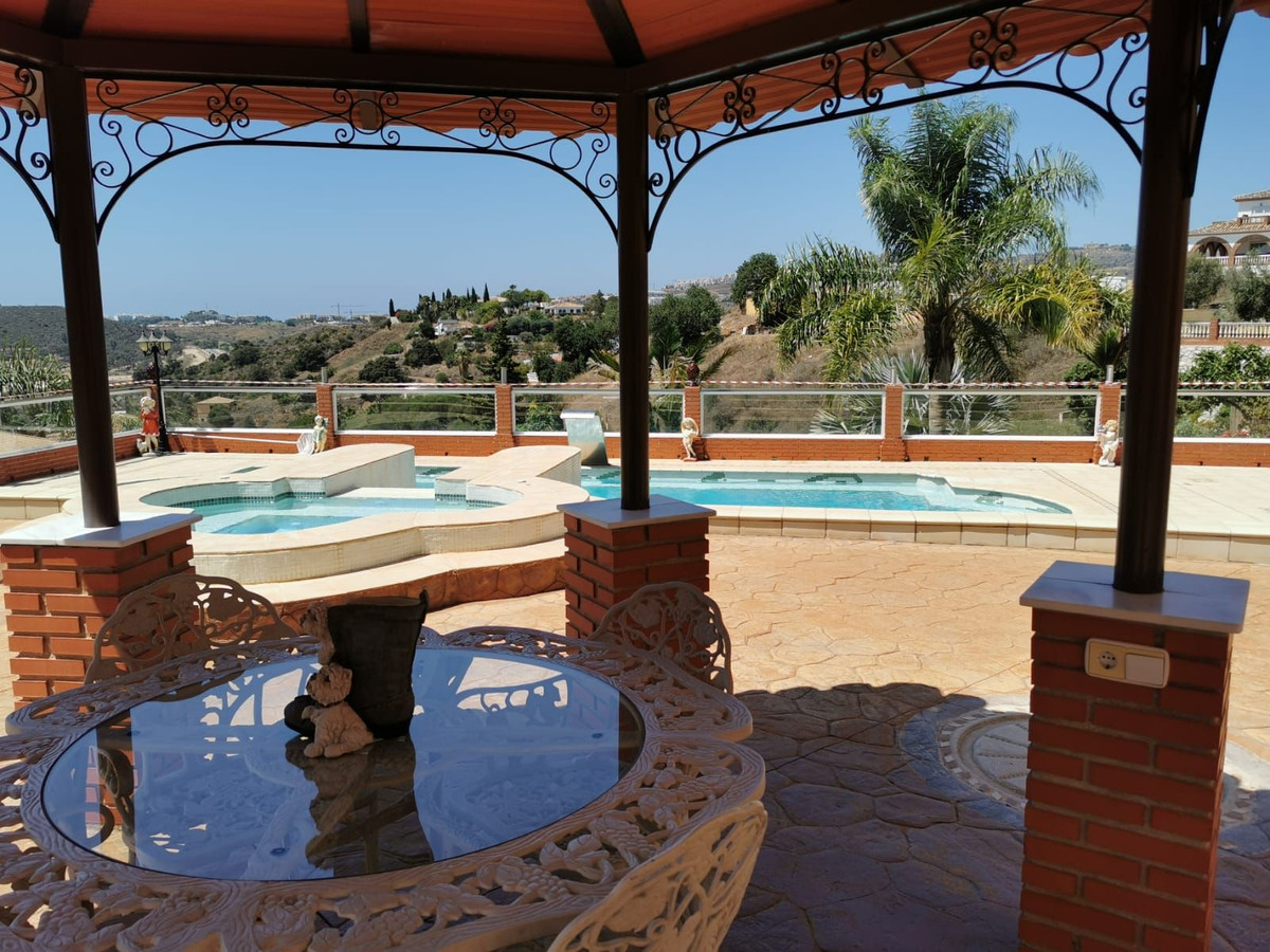 6 bedroom Villas for sale in La Cala de Mijas – R5128684