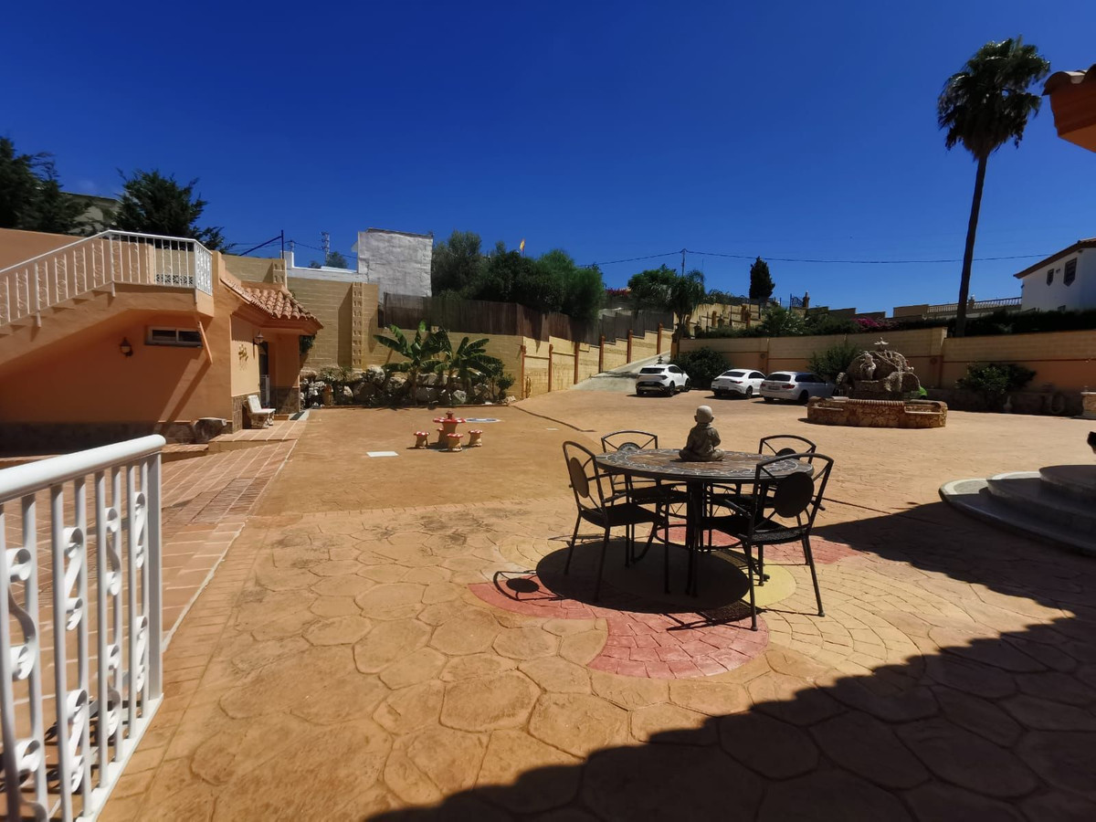 6 bedroom Villas for sale in La Cala de Mijas – R5128684