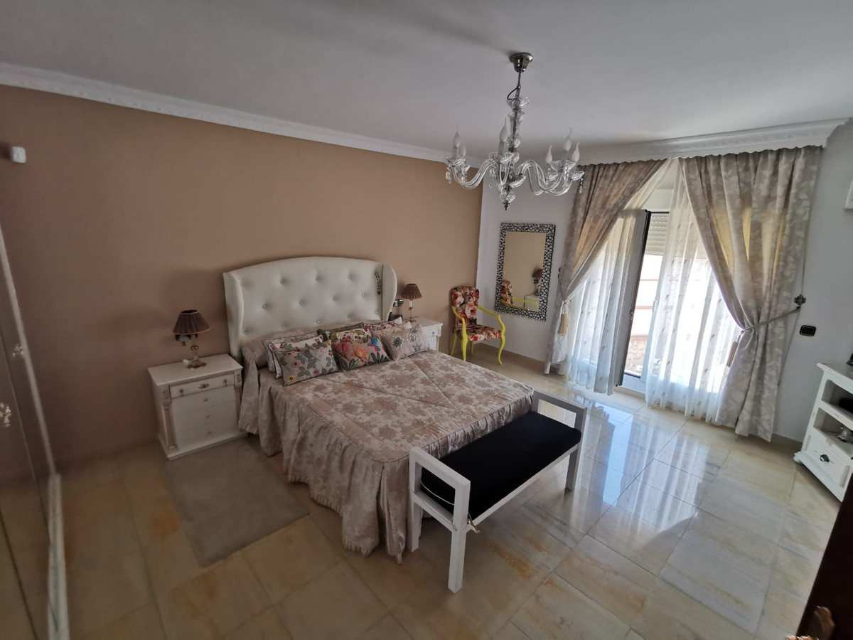6 bedroom Villas for sale in La Cala de Mijas – R5128684