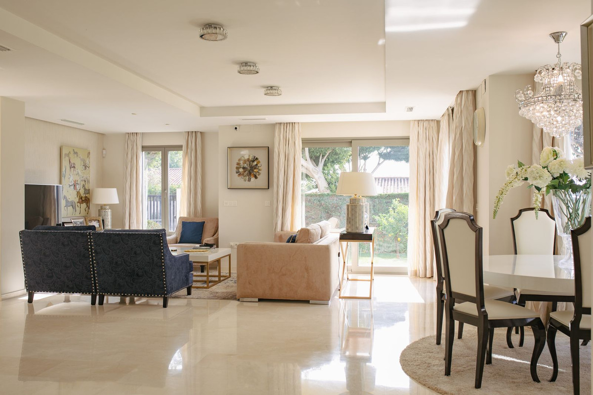 5 bedroom Villas for sale in Marbella – R5123887