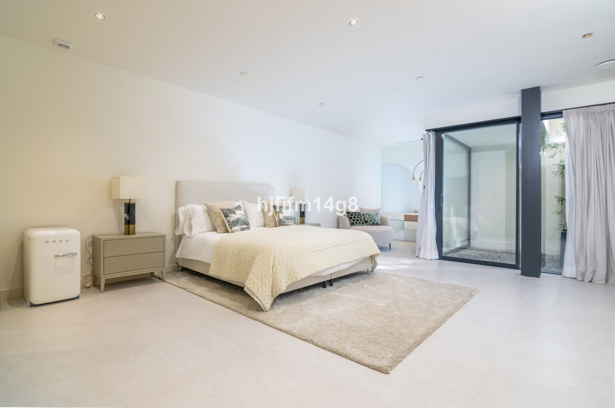 5 bedroom Villas for sale in Milla de Oro – R4681408