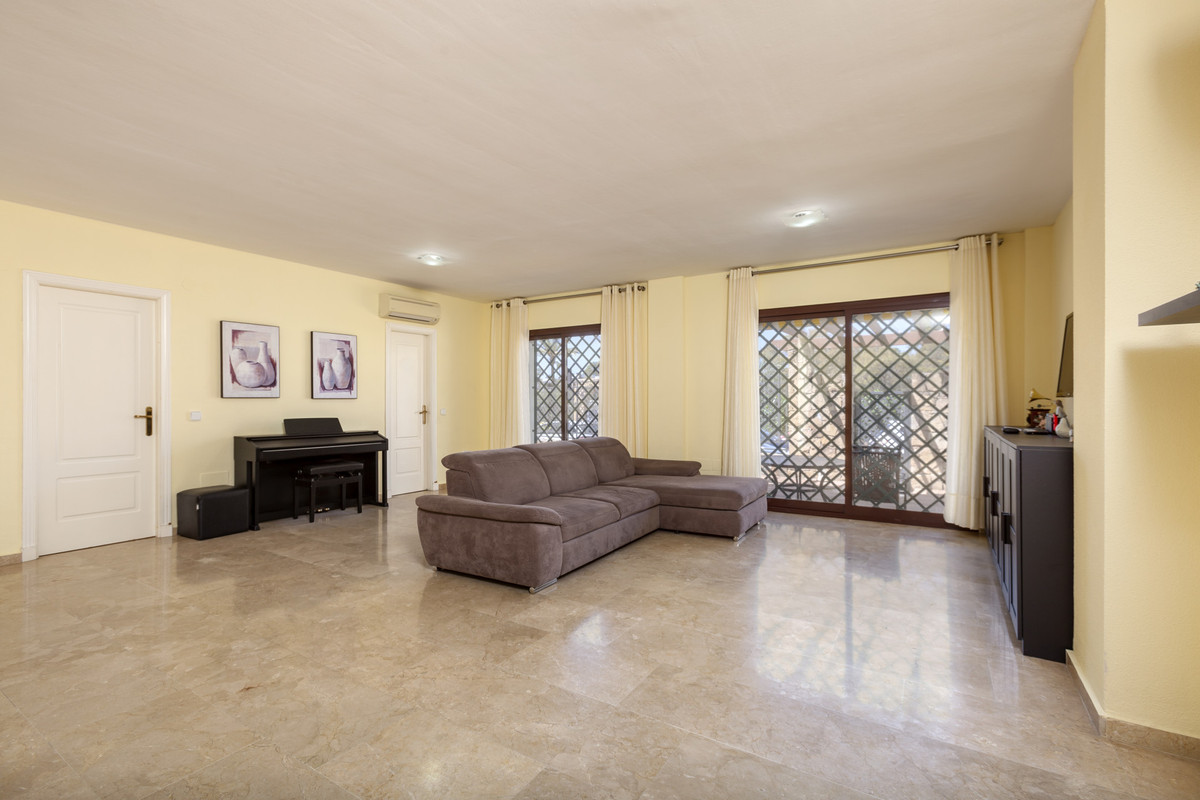 Apartamentos de 3 dormitorios en venta en Milla de Oro – R4036594