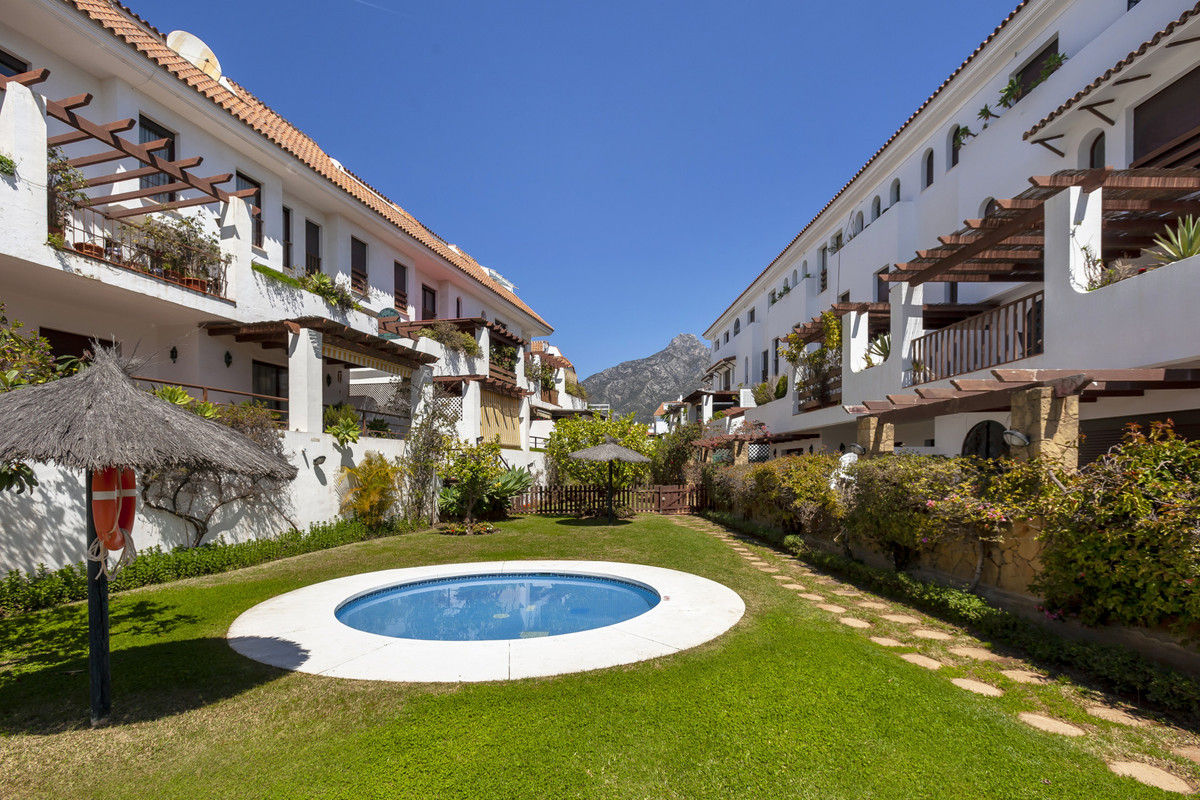 Apartamentos de 3 dormitorios en venta en Milla de Oro – R4036594