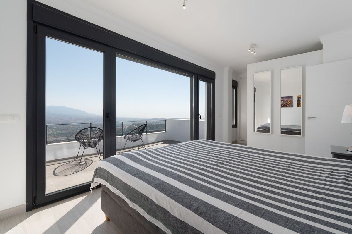 4 bedroom Townhouses for sale in La Mairena – R5126974